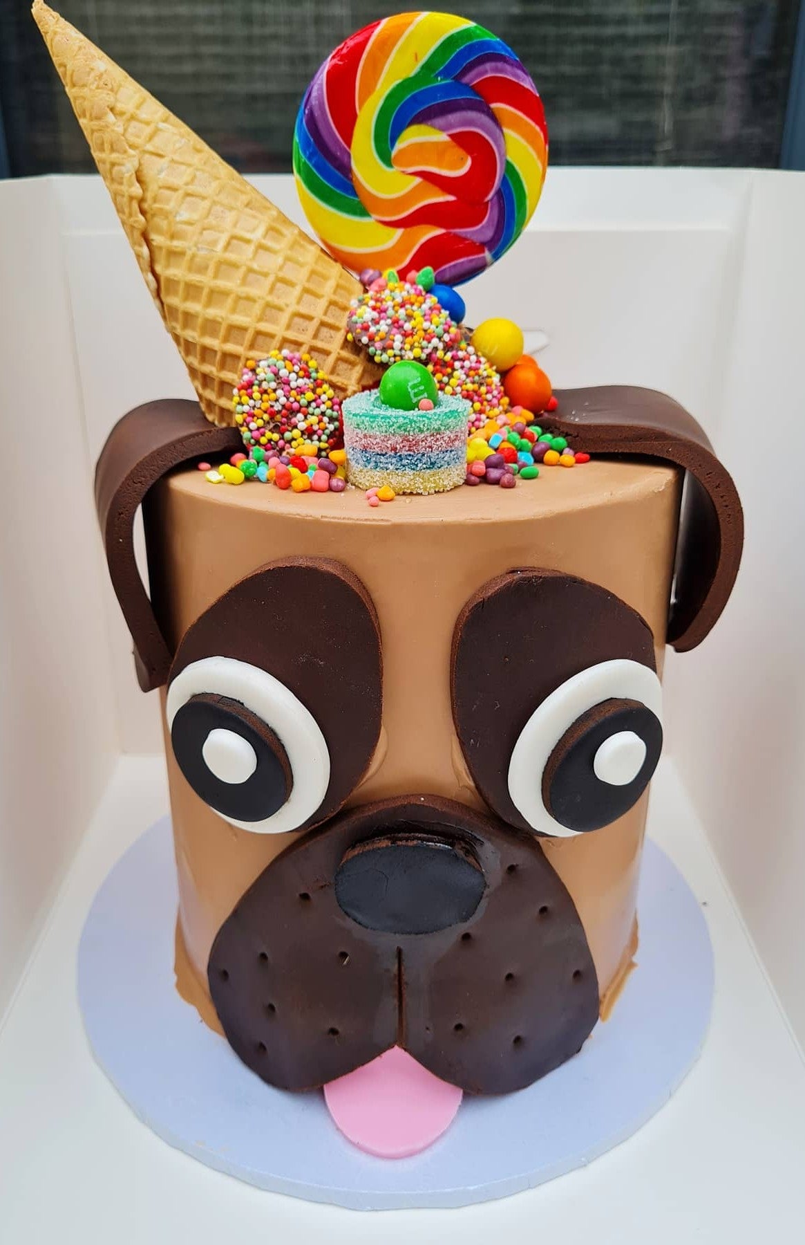 Party Pug Smash Cake 1.5kg